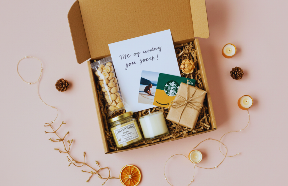 How to Create a Personalized Gift Package With a Gift Card